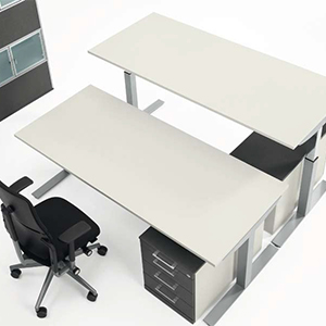 Elektrisch höhenversellbarer Schreibtisch mit T-Fuß