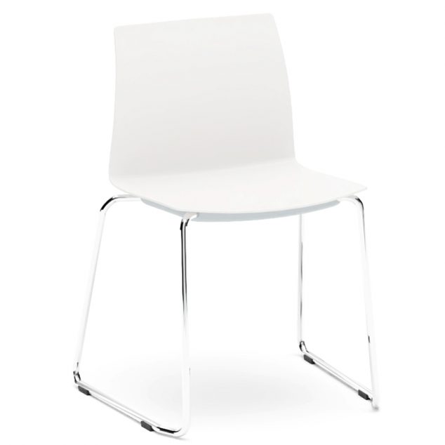 Schalenstuhl in schlichtem Design